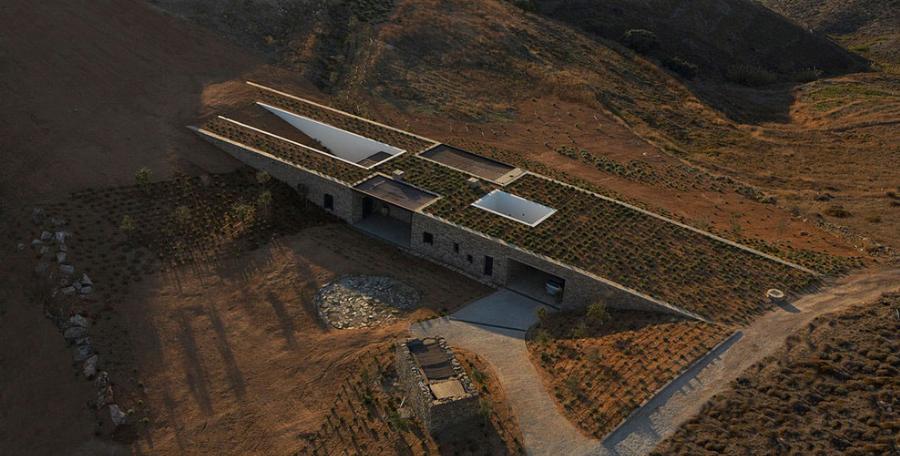 Αλώνι Αντίπαρος: Ένα μαγικό σπίτι 170τμ στην Αντίπαρο που έχει απίστευτη πολυτέλεια και μοιάζει με γέφυρα