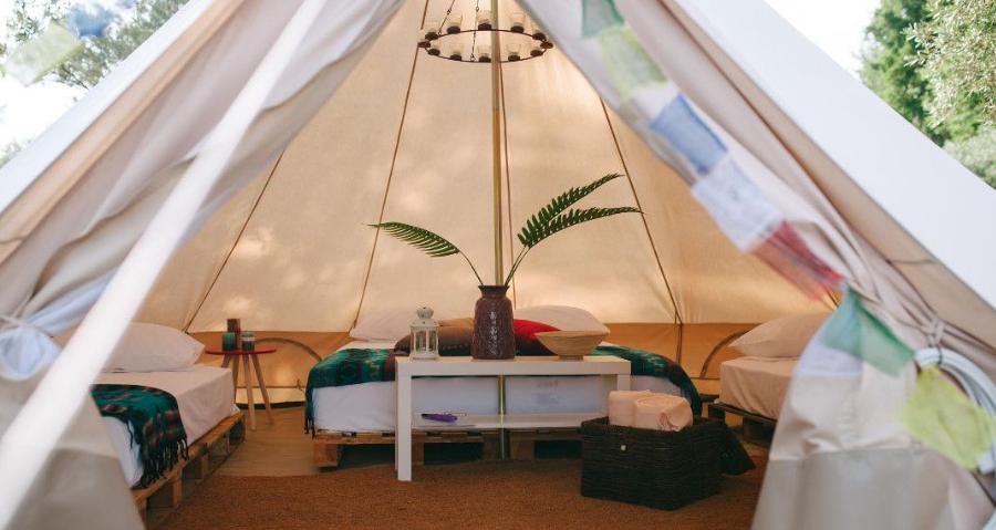 Glamping: Θα τη βρέιτε μόλις 2 ώρες από την Αθήνα και είναι καινούρια παγκόσμια τάση στο καμπινγκ