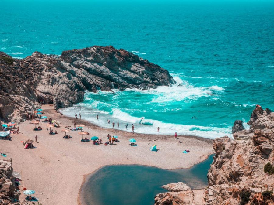 Η πιο επικίνδυνη, άγνωστη παραλία της Ελλάδας, που όταν σηκώνει κύμα απαγορεύεται να κολυμπήσεις