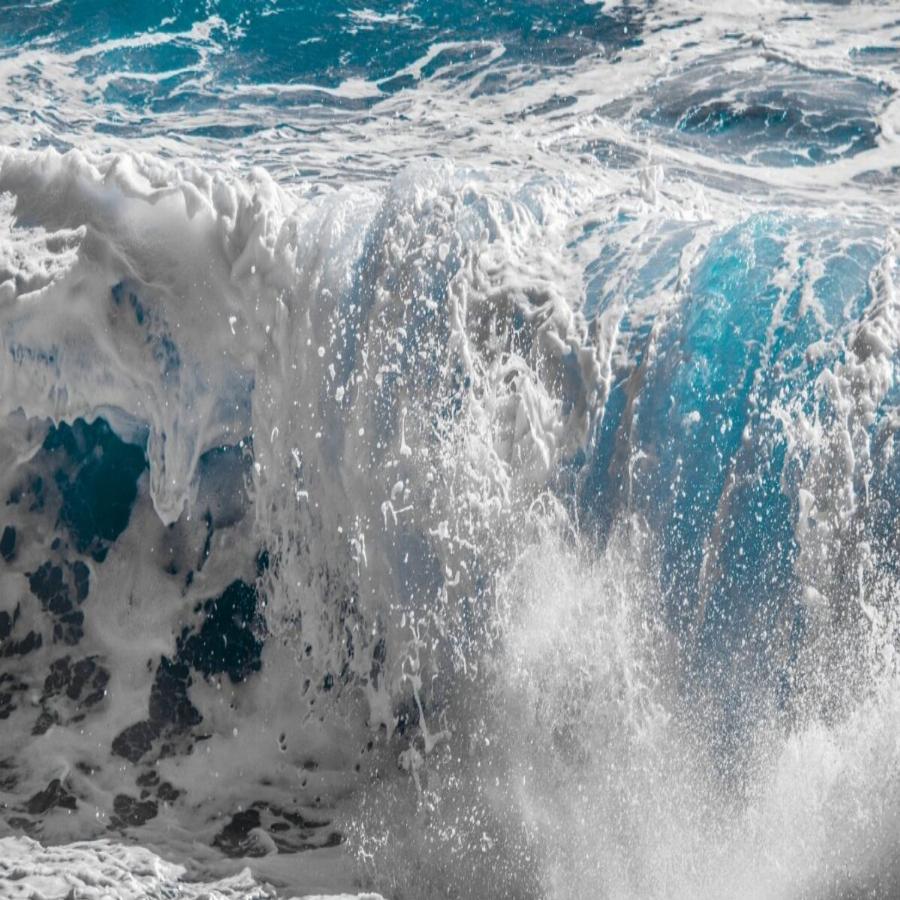 Η πιο επικίνδυνη, άγνωστη παραλία της Ελλάδας, που όταν σηκώνει κύμα απαγορεύεται να κολυμπήσεις