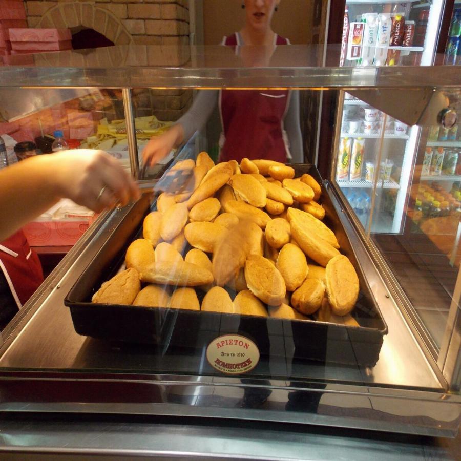 Ο 108 ετών φούρνος που φτιάχνει την πιο ξακουστή, χειροποίητη, βουτυράτη τυρόπιτα κουρού