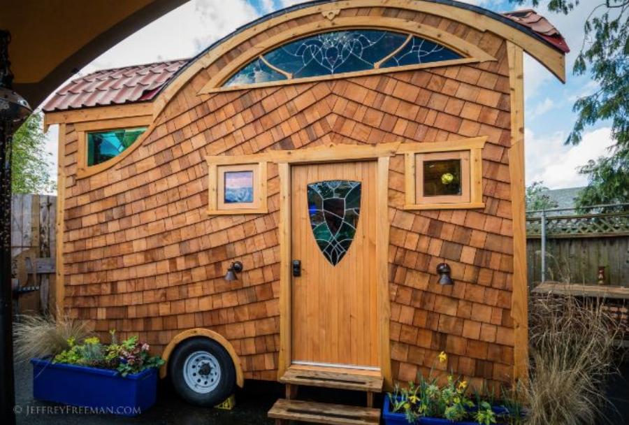 Είναι 22 τμ, το μεταφέρεις οπου και να πας, χωράει άνετα μια οικογένεια με 5 άτομα και κοστίζει όσο ο ετήσιος μισθός σας