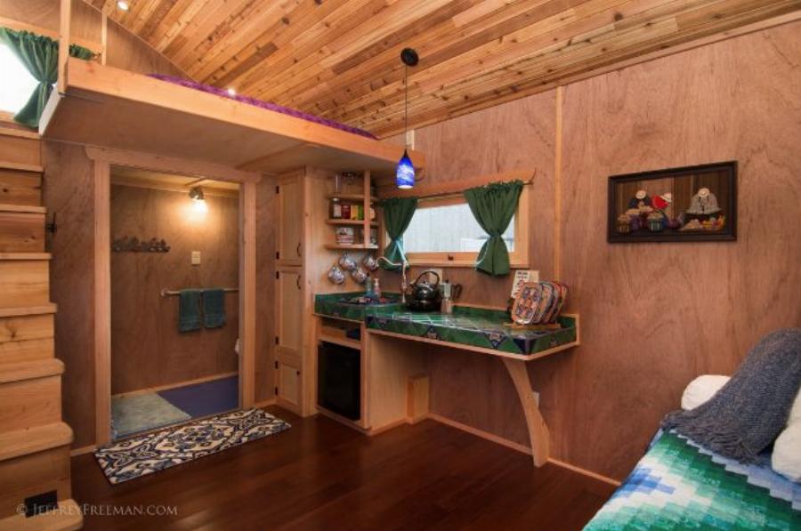 Είναι 22 τμ, το μεταφέρεις οπου και να πας, χωράει άνετα μια οικογένεια με 5 άτομα και κοστίζει όσο ο ετήσιος μισθός σας