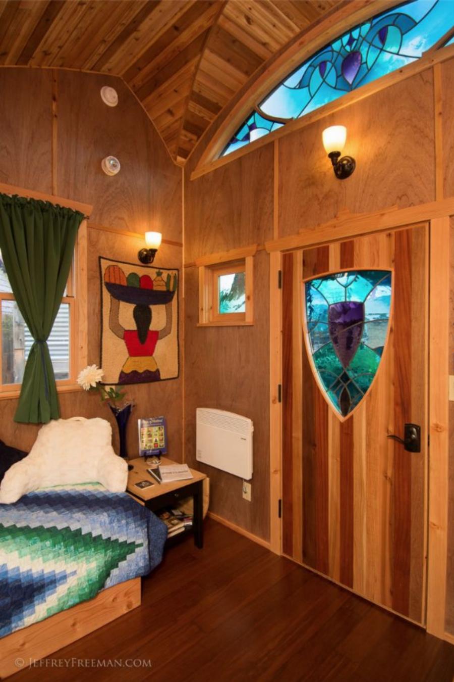 Είναι 22 τμ, το μεταφέρεις οπου και να πας, χωράει άνετα μια οικογένεια με 5 άτομα και κοστίζει όσο ο ετήσιος μισθός σας