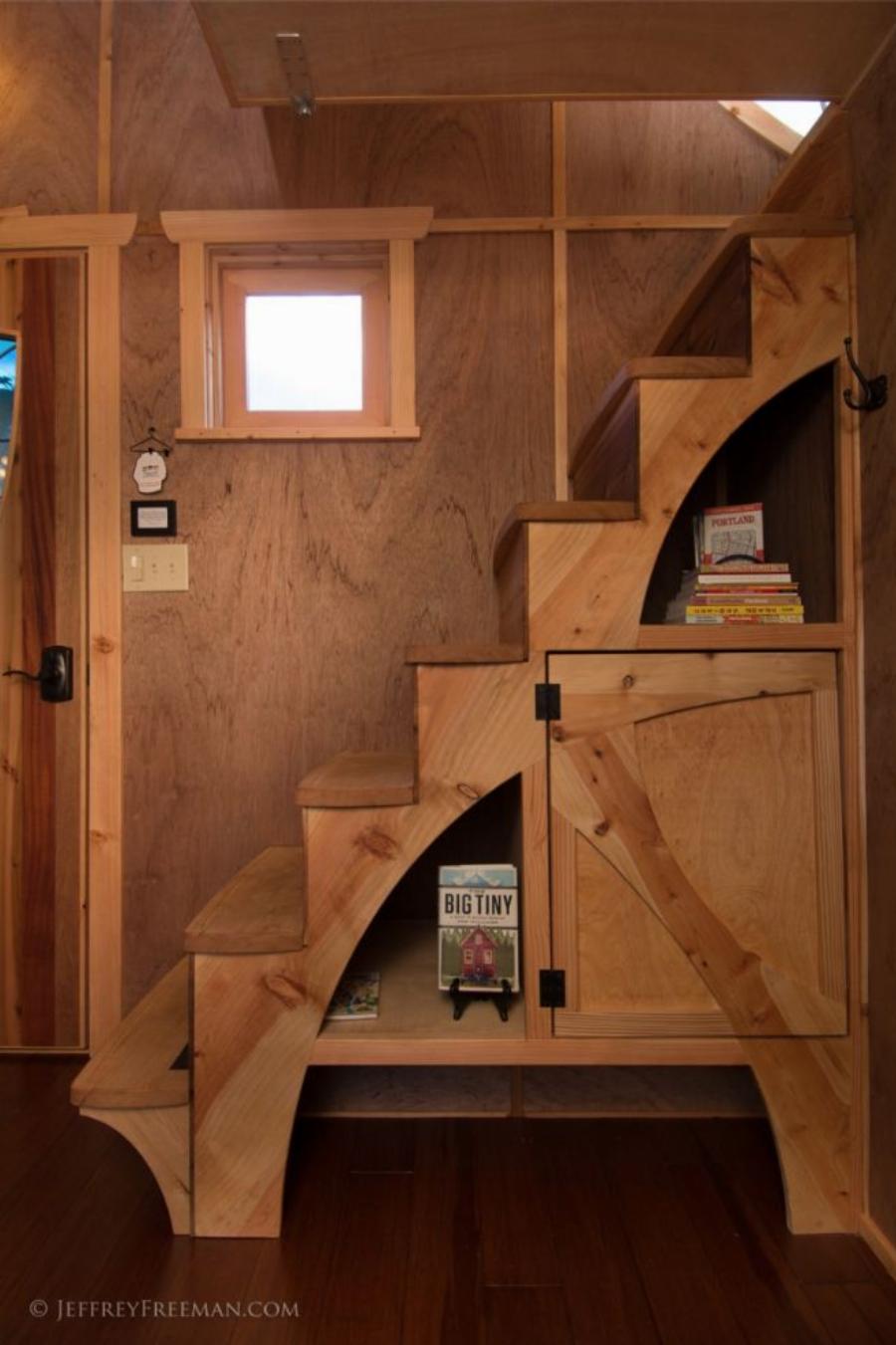 Είναι 22 τμ, το μεταφέρεις οπου και να πας, χωράει άνετα μια οικογένεια με 5 άτομα και κοστίζει όσο ο ετήσιος μισθός σας