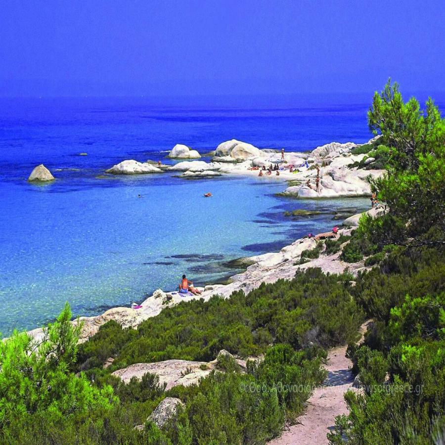 Η Χαβάη της Ελλάδας με τις κάτασπρες αμμουδιές, τα τιρκουάζ νερά, την ελεύθερη είσοδο και τις φθηνές ψαροταβέρνες