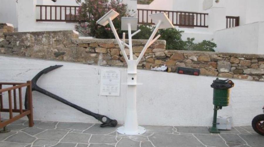 Σίφνος λιμάνι: Εκεί που φορτίζουν κινητά και τάμπλετ από ένα ηλιακό δέντρο στο λιμάνι – Πολλά μπράβο