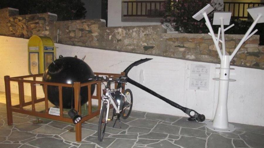 Σίφνος λιμάνι: Εκεί που φορτίζουν κινητά και τάμπλετ από ένα ηλιακό δέντρο στο λιμάνι – Πολλά μπράβο