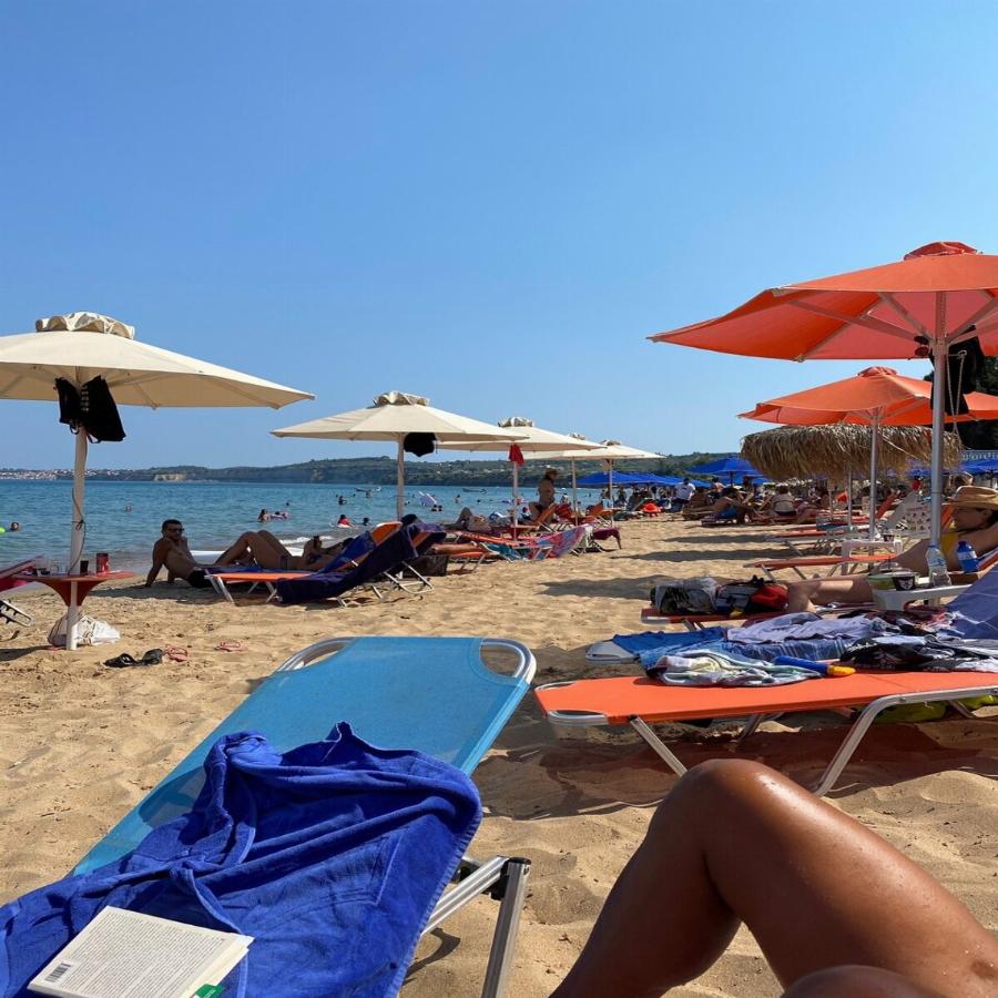 Έχει χρυσή αμμουδιά, κρυστάλλινα, ζεστά νερά και είναι η μοναδική παραλία της Ελλάδας που κατεβαίνεις με ασανσέρ