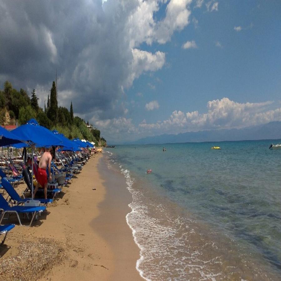 Έχει χρυσή αμμουδιά, κρυστάλλινα, ζεστά νερά και είναι η μοναδική παραλία της Ελλάδας που κατεβαίνεις με ασανσέρ