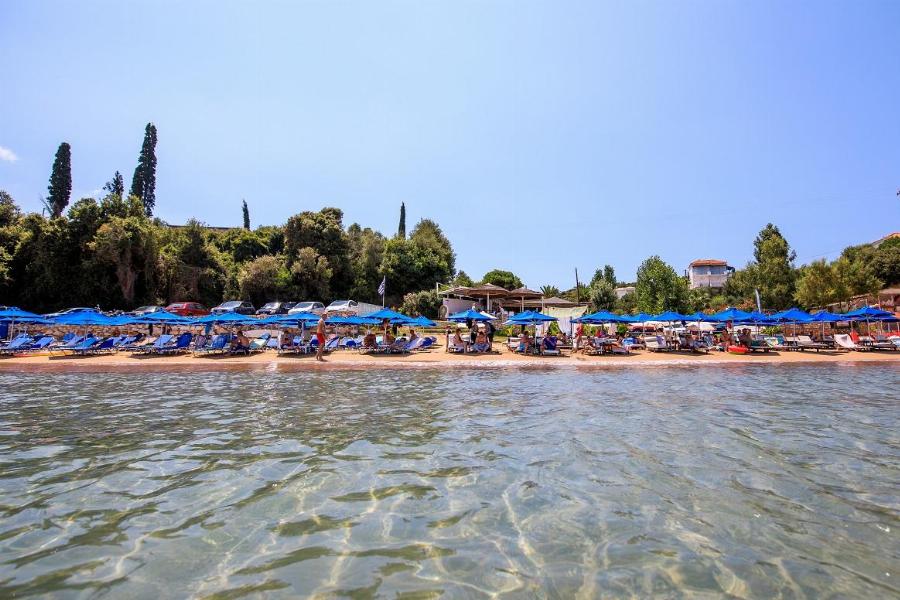 Έχει χρυσή αμμουδιά, κρυστάλλινα, ζεστά νερά και είναι η μοναδική παραλία της Ελλάδας που κατεβαίνεις με ασανσέρ