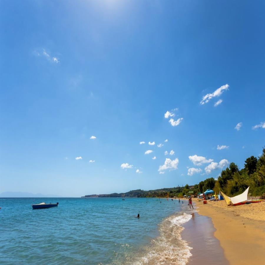 Έχει χρυσή αμμουδιά, κρυστάλλινα, ζεστά νερά και είναι η μοναδική παραλία της Ελλάδας που κατεβαίνεις με ασανσέρ