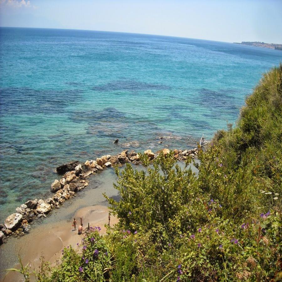 Έχει χρυσή αμμουδιά, κρυστάλλινα, ζεστά νερά και είναι η μοναδική παραλία της Ελλάδας που κατεβαίνεις με ασανσέρ