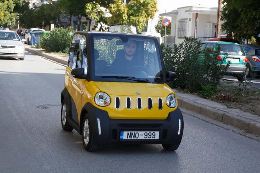 Ελληνικό αυτοκίνητο: Είναι Ελληνικό, παρκάρεις εύκολα και σε θέση κάδου και καίει 1 ευρώ ανά 100χλμ