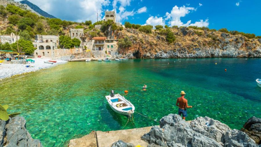 Η μυστική παραλία που έχουν γυριστεί ταινίες, έχει γαλαζοπράσινα νερά και είναι σαν να ξεπήδησε από παραμύθι