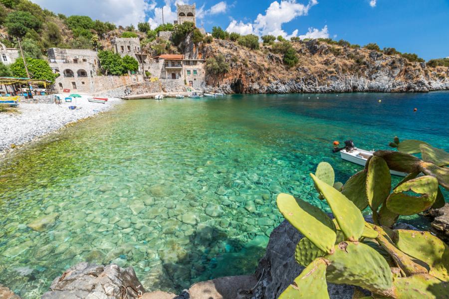 Η μυστική παραλία που έχουν γυριστεί ταινίες, έχει γαλαζοπράσινα νερά και είναι σαν να ξεπήδησε από παραμύθι