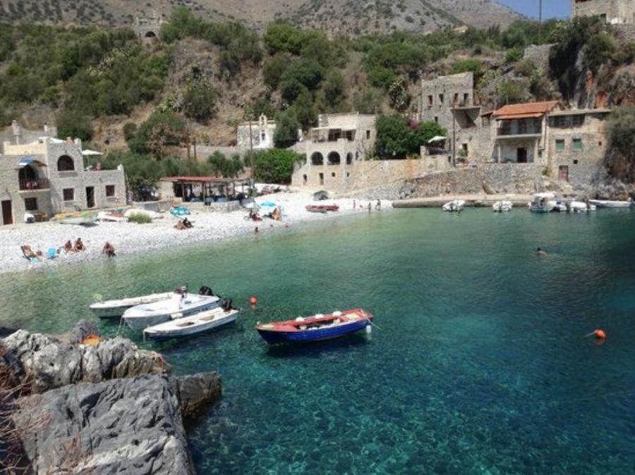 Η μυστική παραλία που έχουν γυριστεί ταινίες, έχει γαλαζοπράσινα νερά και είναι σαν να ξεπήδησε από παραμύθι