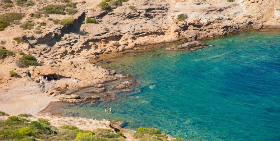 45 λεπτά από την Αθήνα με γαλαζοπράσινα νερά, δεν πληρώνεις για να κολυμπήσεις, ιδανική για ζευγάρια και έχει αστείο όνομα