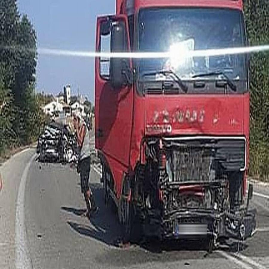 Καβάλα τραγωδία: Φρικτό τροχαίο με έναν νεκρό μετά από σύγκρουση με φορτηγό – Τρομακτικές εικόνες από το συμβάν