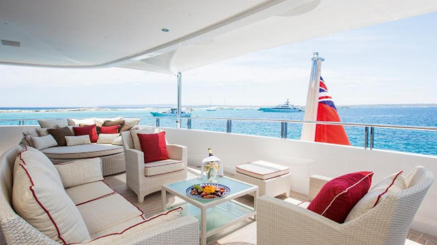 Σύρος: Έφτασε στο λιμάνι η τεράστια θαλαμηγός του ιδιοκτήτη της Coca Cola – Φωτογραφίες από το εσωτερικό της