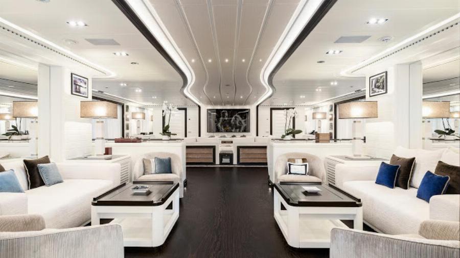 Σύρος: Έφτασε στο λιμάνι η τεράστια θαλαμηγός του ιδιοκτήτη της Coca Cola – Φωτογραφίες από το εσωτερικό της