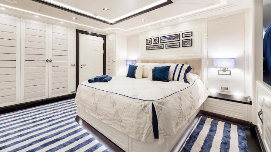 Σύρος: Έφτασε στο λιμάνι η τεράστια θαλαμηγός του ιδιοκτήτη της Coca Cola – Φωτογραφίες από το εσωτερικό της