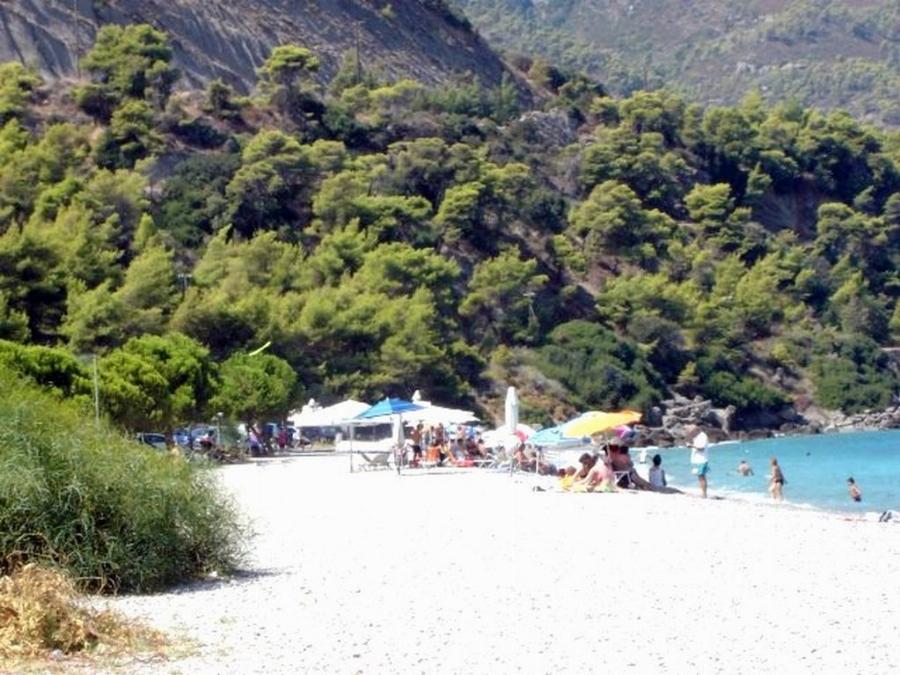 Απέχει 60χλμ από την Πάτρα, έχει γαλάζια νερά με βότσαλο και φθηνές ταβέρνες και οι Πατρινοί την κρατάνε μυστικό