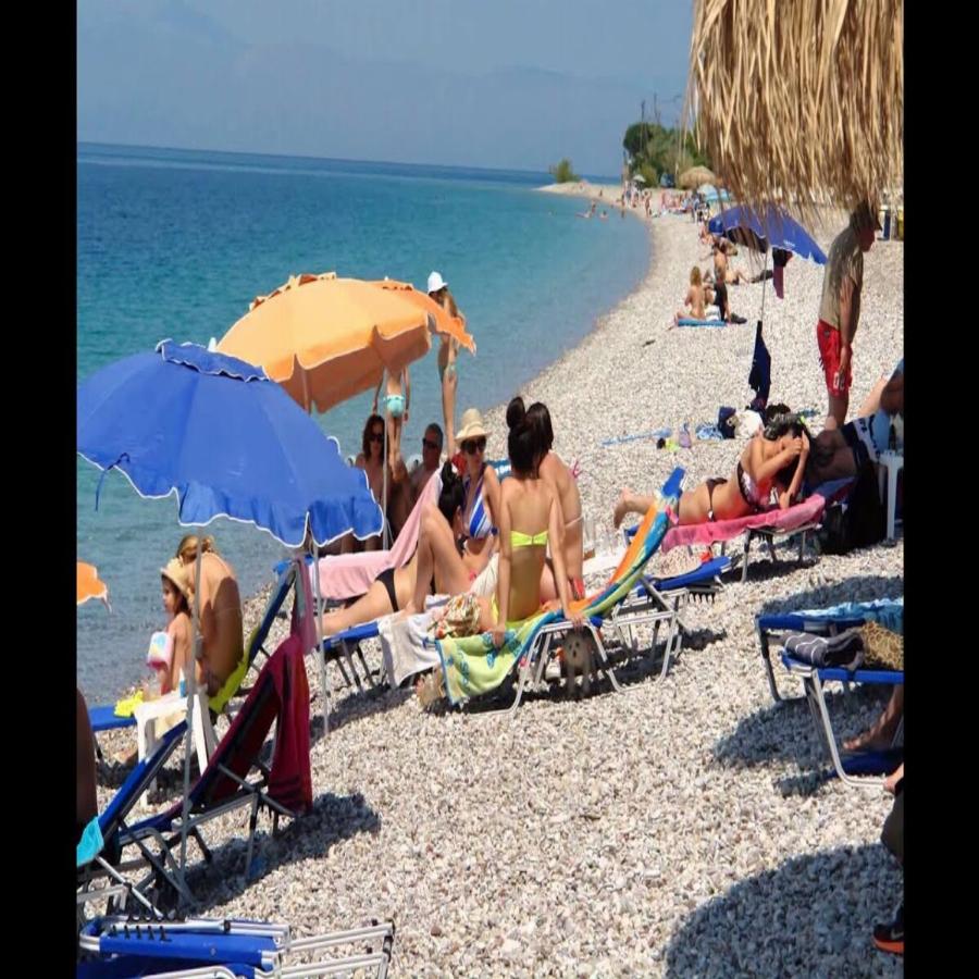 Απέχει 60χλμ από την Πάτρα, έχει γαλάζια νερά με βότσαλο και φθηνές ταβέρνες και οι Πατρινοί την κρατάνε μυστικό