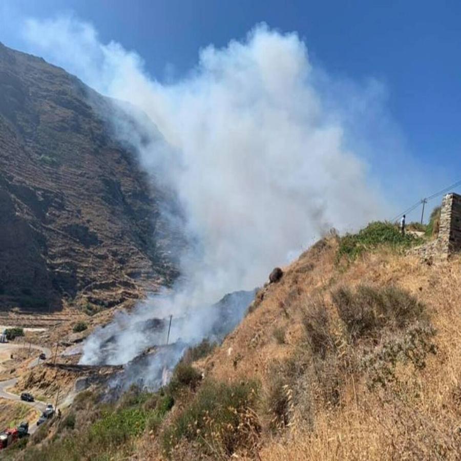 Άνδρος φωτιά: Φωτιά τώρα στο Συνετί της Άνδρου – Πιθανότητα εκκένωσης του οικισμού