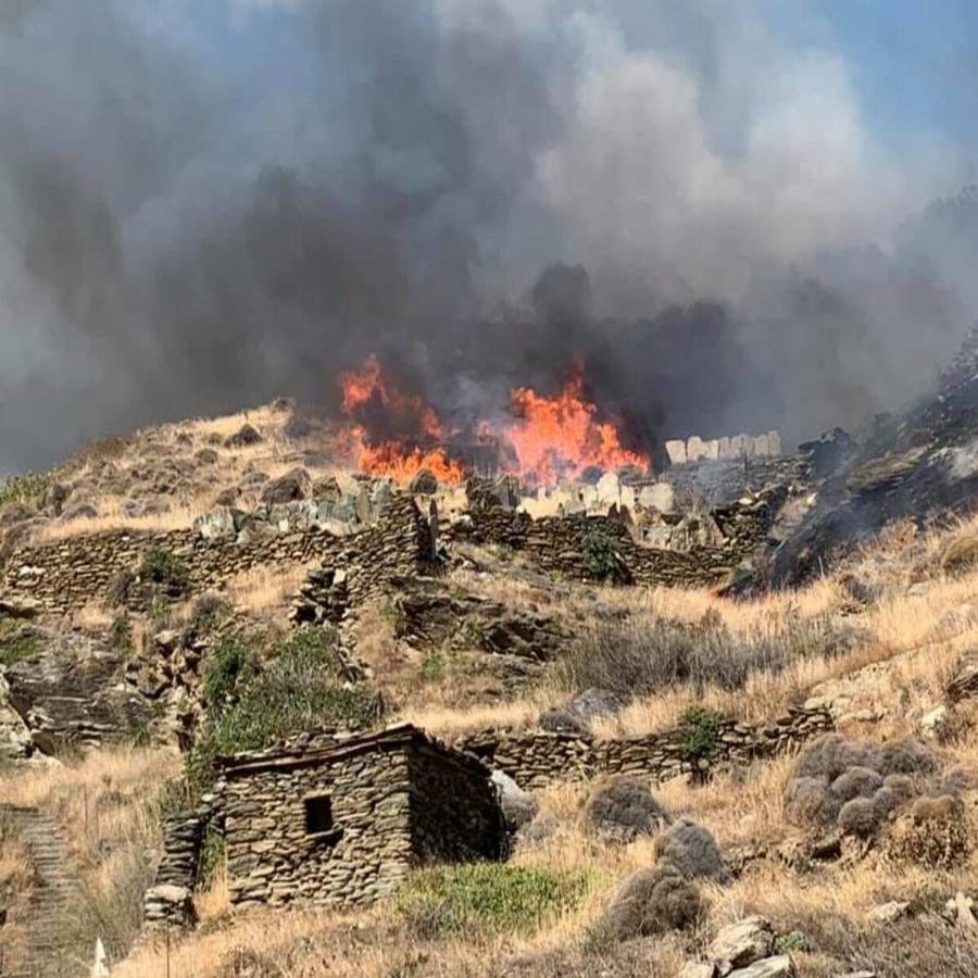 Άνδρος φωτιά: Φωτιά τώρα στο Συνετί της Άνδρου – Πιθανότητα εκκένωσης του οικισμού