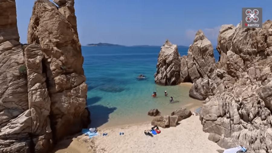 Έχει ανέγγιχτη ομορφιά, είναι κρυφή, τα νερά μαγεύουν, θυμίζει τη Βοϊδοκοιλιά και βρίσκεται στα σύνορα με το Άγιο Όρος