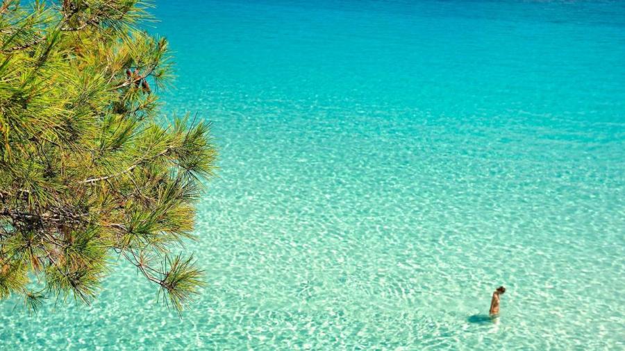 Έχει ανέγγιχτη ομορφιά, είναι κρυφή, τα νερά μαγεύουν, θυμίζει τη Βοϊδοκοιλιά και βρίσκεται στα σύνορα με το Άγιο Όρος