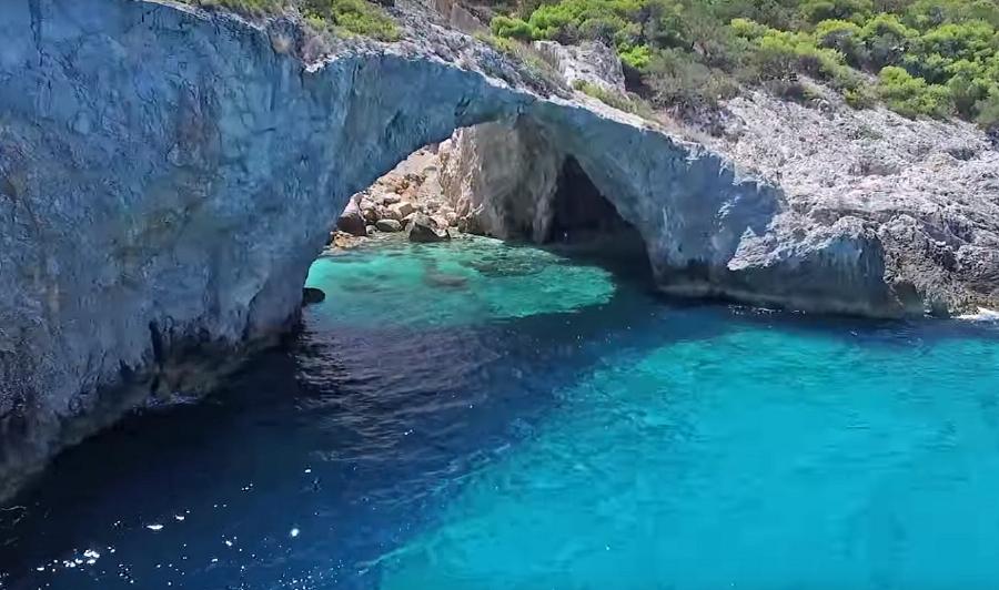 Έχει ανέγγιχτη ομορφιά, είναι κρυφή, τα νερά μαγεύουν, θυμίζει τη Βοϊδοκοιλιά και βρίσκεται στα σύνορα με το Άγιο Όρος