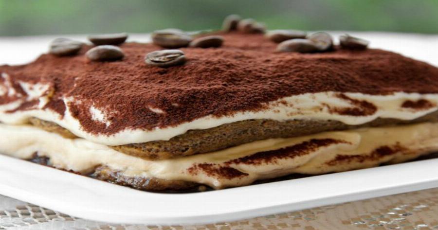 Φθηνό γλυκό ψυγείου με κόστος λιγότερο από 5 ευρώ και μόνο με 2 υλικά