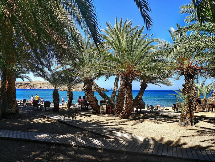 Είναι εξωτική, γεμάτη άμμο και φοίνικες, έχει κρυστάλλινα νερά, τρομερές τιμές και βάζει κάτω Μαλδίβες και Μπαχάμες