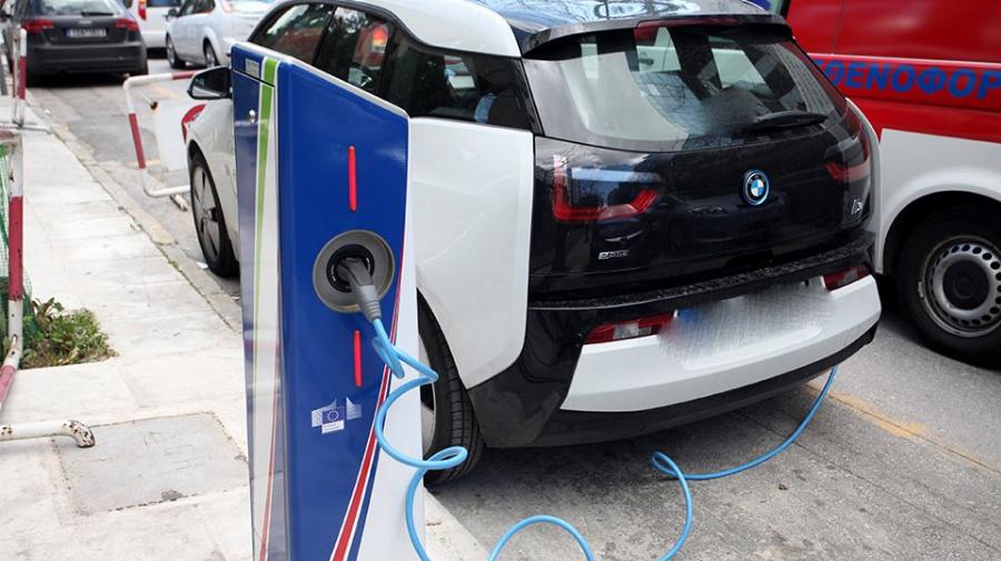 Ηλεκτρικό αυτοκίνητο: Ποιοι οι δικαιούχοι – Δείτε αν δικαιούστε επιδότηση και πως θα την πάρετε