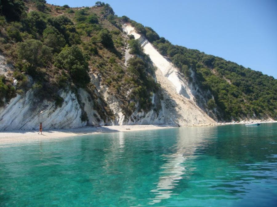 Έχει ζεστά, νερά μέχρι τέλος Σεπτεμβρίου, το όνομα της θυμίζει ζωάκι και είναι φουλ ασφαλής χωρίς κρούσματα