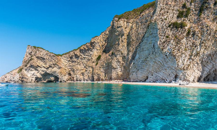 Είναι στην Κέρκυρα, την αποκαλούν Paradise, έχει τιρκουάζ νερά, κατάλευκους βράχους και βάζει κάτω μέχρι και τη Χαβάη