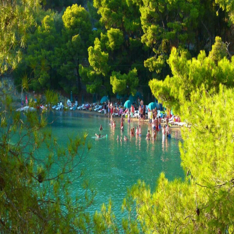 Κοντά στην Αθήνα, έχει ερωτικό όνομα, γαλάζια νερά και πράσινα πεύκα και είναι από τις πιο ρομαντικές της Ελλάδας