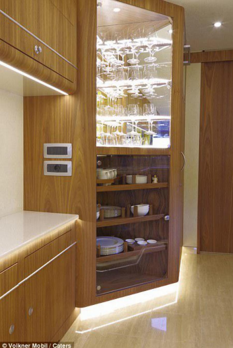 Χωράει 3 οικογένειες , έχει ιδιωτικό γκαράζ και το εσωτερικό του είναι πιο πολυτελές από πεντάστερο ξενοδοχείο στη Νέα Υόρκη