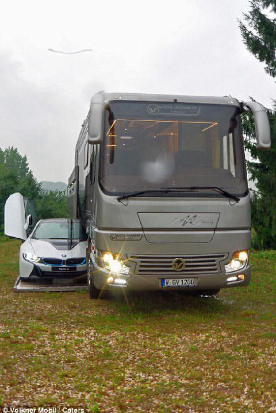 Χωράει 3 οικογένειες , έχει ιδιωτικό γκαράζ και το εσωτερικό του είναι πιο πολυτελές από πεντάστερο ξενοδοχείο στη Νέα Υόρκη