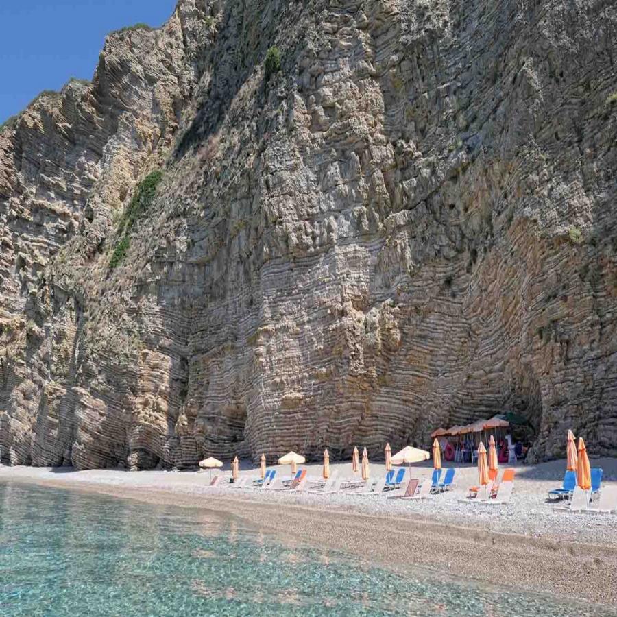 Είναι στην Κέρκυρα, την αποκαλούν Paradise, έχει τιρκουάζ νερά, κατάλευκους βράχους και βάζει κάτω μέχρι και τη Χαβάη