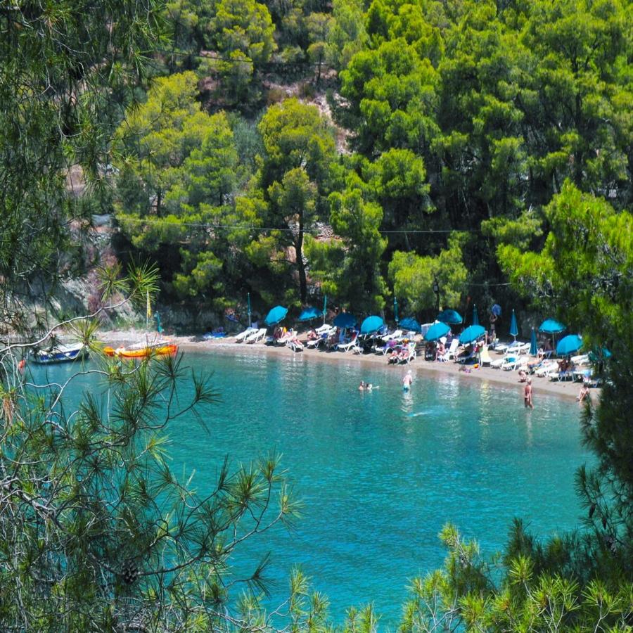 Κοντά στην Αθήνα, έχει ερωτικό όνομα, γαλάζια νερά και πράσινα πεύκα και είναι από τις πιο ρομαντικές της Ελλάδας