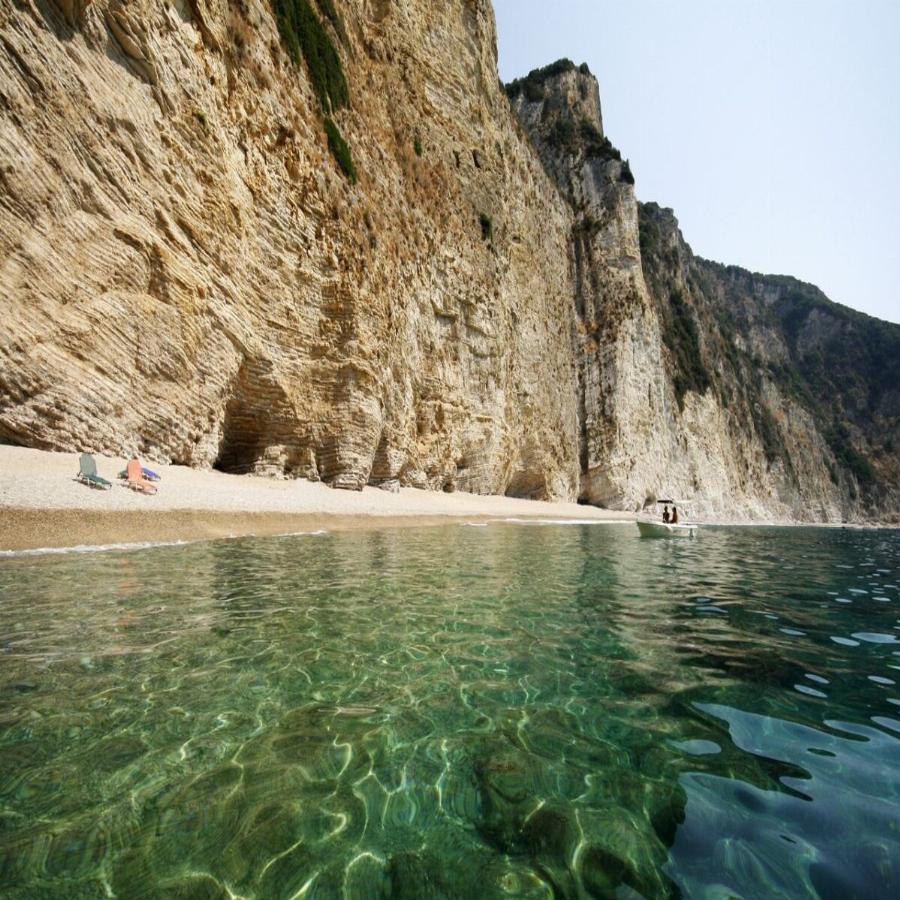 Είναι στην Κέρκυρα, την αποκαλούν Paradise, έχει τιρκουάζ νερά, κατάλευκους βράχους και βάζει κάτω μέχρι και τη Χαβάη