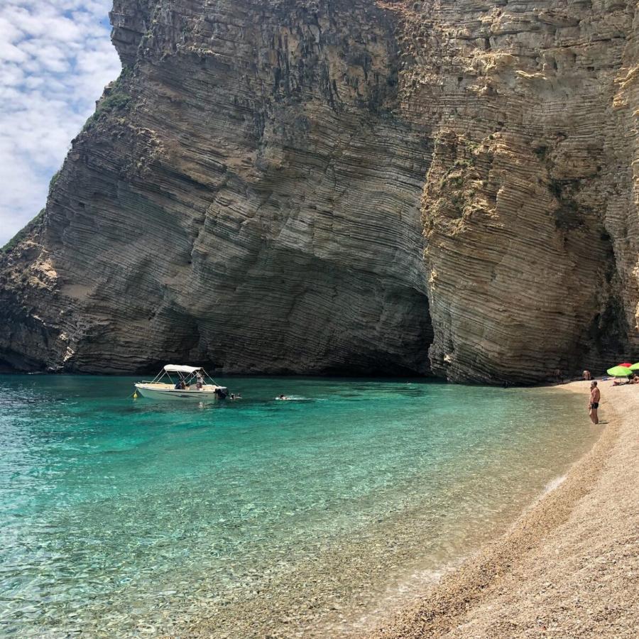 Είναι στην Κέρκυρα, την αποκαλούν Paradise, έχει τιρκουάζ νερά, κατάλευκους βράχους και βάζει κάτω μέχρι και τη Χαβάη