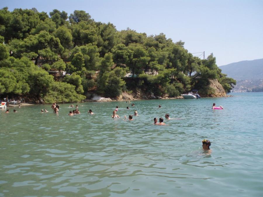 Κοντά στην Αθήνα, έχει ερωτικό όνομα, γαλάζια νερά και πράσινα πεύκα και είναι από τις πιο ρομαντικές της Ελλάδας