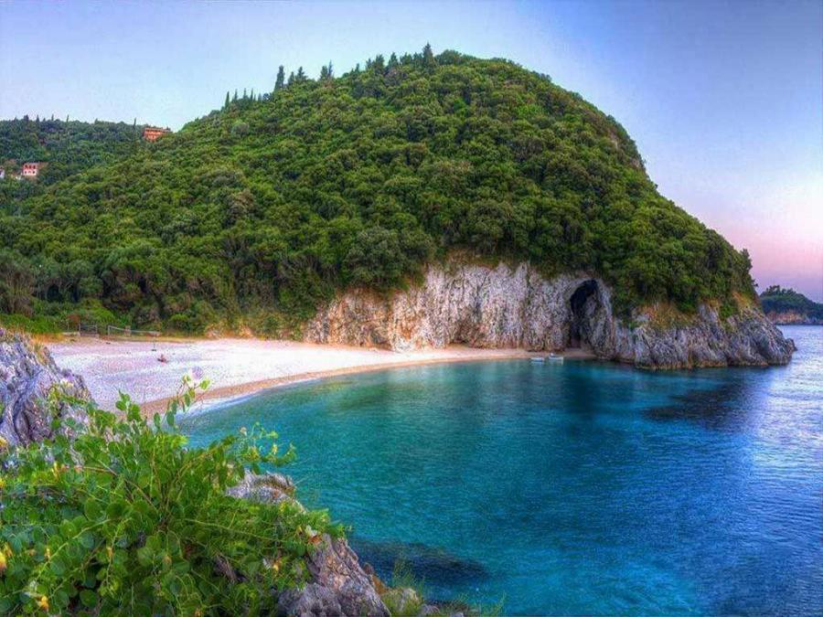 Είναι στην Κέρκυρα, την αποκαλούν Paradise, έχει τιρκουάζ νερά, κατάλευκους βράχους και βάζει κάτω μέχρι και τη Χαβάη