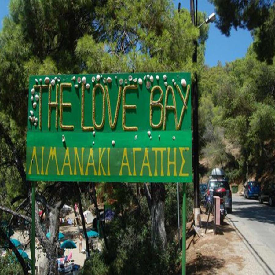 Κοντά στην Αθήνα, έχει ερωτικό όνομα, γαλάζια νερά και πράσινα πεύκα και είναι από τις πιο ρομαντικές της Ελλάδας