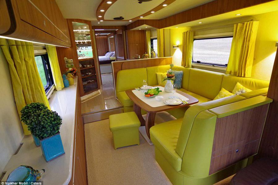 Χωράει 3 οικογένειες , έχει ιδιωτικό γκαράζ και το εσωτερικό του είναι πιο πολυτελές από πεντάστερο ξενοδοχείο στη Νέα Υόρκη