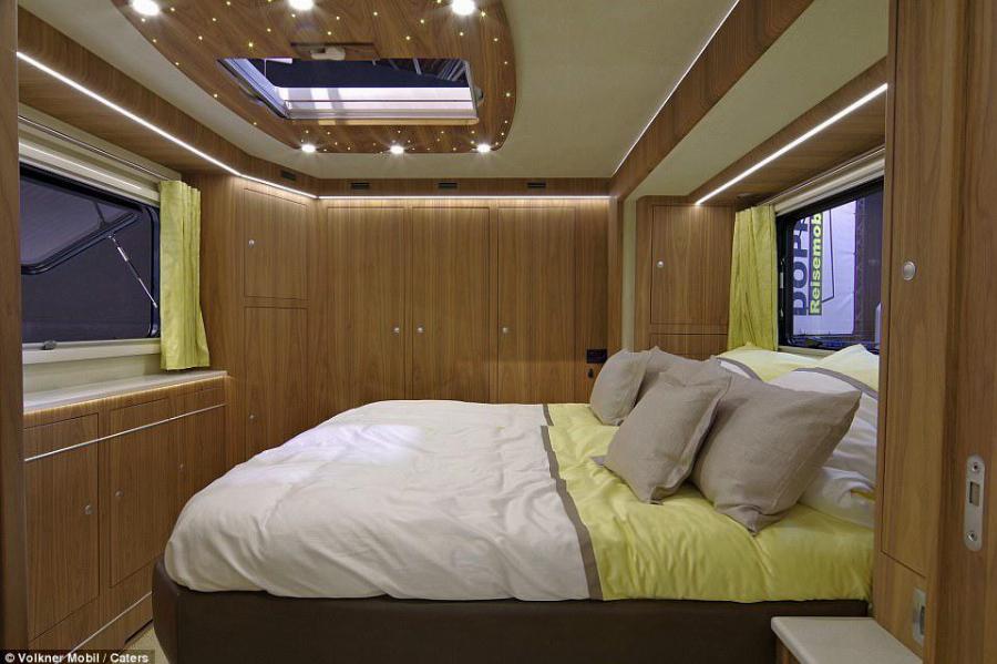 Χωράει 3 οικογένειες , έχει ιδιωτικό γκαράζ και το εσωτερικό του είναι πιο πολυτελές από πεντάστερο ξενοδοχείο στη Νέα Υόρκη